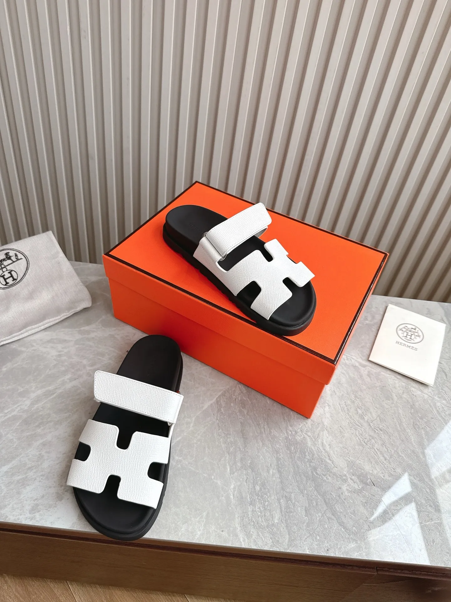 p480🐮🐮Couple model (top version) H family 2024 spring and summer new style HERMES Hermes' recently popular couple model pig nose angle sandals and slippers, paired with various colorful socks, popular. Upper: imported original deerskin (the genuine leather edging is not ordinary super migration). Lining: imported genuine leather. Outsole: Tpu non-slip and wear-resistant outsole. Size: Female 35-42 (40/42 non-returnable and non-exchangeable) Male size: 39-45 (45 non-refundable and non-exchangeable)